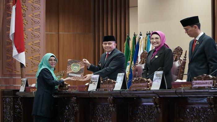 Pj Gubernur Agus Fatoni Simak Laporan Pansus DPRD Sumsel terhadap LKPJ TA 2023