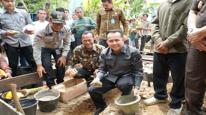 Pj Gubernur Sumsel Agus Fatoni Letakan Batu Pertama Pembangunan Rumah Tidak Layak Huni di Prabumulih