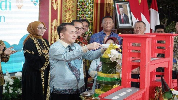 Pj Gubernur Agus Fatoni Potong Nasi Tumpeng, Syukuran Peringati HUT Provinsi Sumatera Selatan ke-78