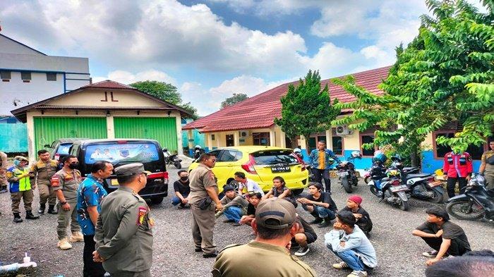 Dinilai Meresahkan, Satpol PP Lahat Tertibkan Anjal dan Manusia Boneka di Simpang 4 Lematang