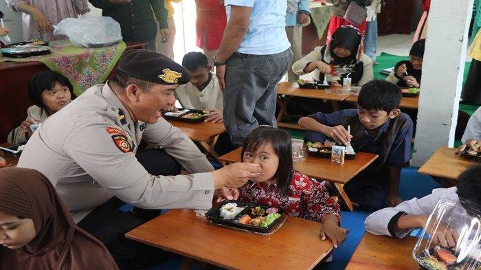 Sentuhan Gizi dan Kasih Sayang, Polres Muara Enim Berbagi Kebahagiaan dengan Siswa SLB