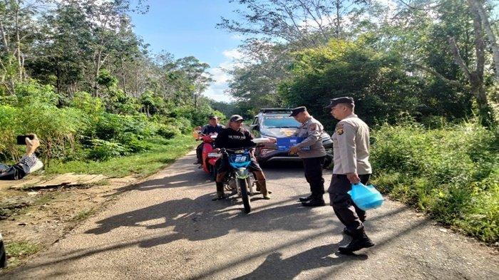 Jumat Berkah Polsek Rambang, Bagikan Nasi Kotak, Eratkan Silaturahmi dengan Warga