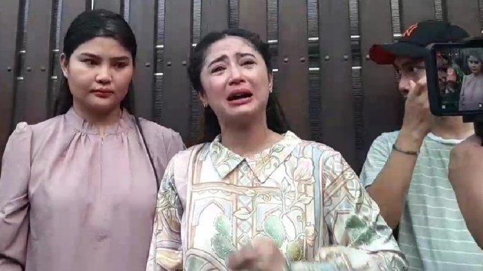 DEWI PERSSIK DIHUJAT - Pertemuan Dewi Perssik dan Ketua RT 06 Malkan terjadi di Masjid Babul Khoirot, Cilandak, Jakarta Selatan, Kamis (29/6/2023) sore. Profil dan Biodata Dewi Perssik, Banjir Hujatan Gara-gara Salahkan Doktif Ulah Rating Acara Anjlok.