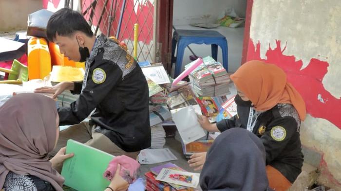 CORE 2025 - Program CORE IMEPA juga menumbuhkan semangat literasi anak-anak Desa Sukarami lewat donasi 200 buku dan pelatihan membaca untuk mencetak generasi cerdas sejak dini.