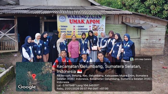 PASANG BANNER - Program pemasangan banner UMKM menjadi bukti nyata peran mahasiswa dalam pemberdayaan ekonomi desa. Tidak hanya membantu promosi, kegiatan ini juga menumbuhkan semangat kemandirian usaha warga secara berkelanjutan.