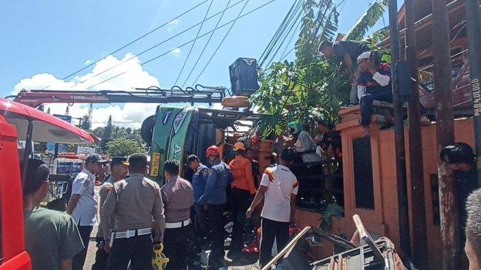 BUS ALS TERBALIK - Proses evakuasi korban Kecelakaan Maut Bus ALS di Bukit Surungan, Padang Panjang, Sumatera Barat masih berlangsung hingga Selasa (6/5/2025) siang pukul 11.29 WIB. Tim gabungan tersebut mengevakuasi korban yang berada di dalam bus.