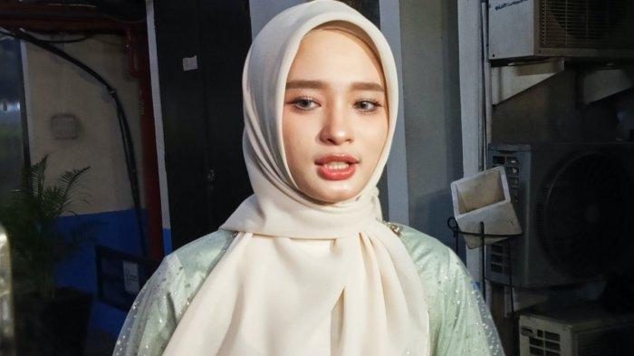 JANJI INARA DAN VIRGOUN - Selebgram Inara Rusli mengaku masih betah sendiri dan belum menikah lagi saat dijumpai di Kuningan, Jakarta Selatan, Sabtu (8/3/2025). Punya pacar baru, Virgoun dilarang kenalkan ke anak jika tak penuhi syarat ini.