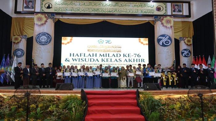 Foto bersama Haflah Milad ke-76 dan Wisuda Santri Kelas Akhir Tahun Pelajaran 2025/2026, Pondok Pesantren Raudhatul Ulum Sakatiga, Kabupaten Ogan Ilir (OI), Sumatera Selatan(Sumsel), Kamis (21/5/2026).