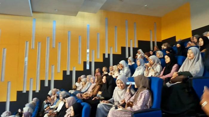 KAJIAN ISLAMI - Lebih dari sekadar kajian, “Recharge Energy: Let Allah Handle It” menjadi momen muhasabah penuh makna. Dengan kehadiran Ustaz H. Reno Anugerah Pratama, M.Pd. dan Abidzar Albirru, kegiatan ini membangkitkan semangat spiritual dan kebersamaan di kalangan mahasiswa Fakultas Psikologi UIN Raden Fatah Palembang.