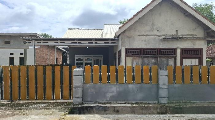 TAK DIHUNI - Situasi di depan rumah keluarga Khairun Nisya di Muara Kuang, Ogan Ilir, pada Sabtu (10/1/2026) siang. Rumah tersebut hanya dihuni saat pemiliknya pulang kampung.