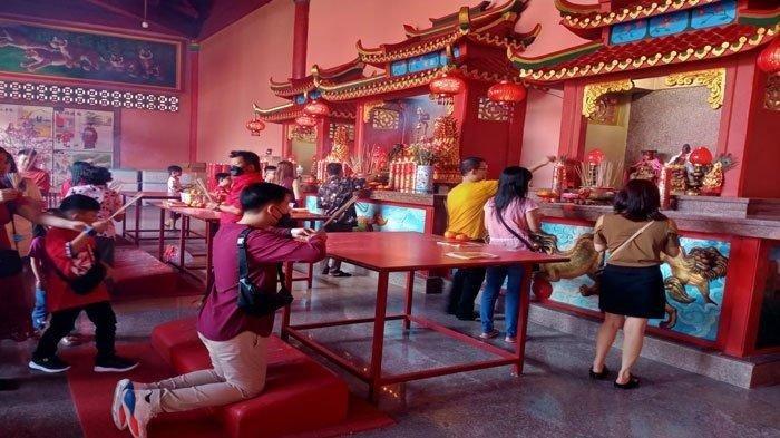 Turis Singapura dan Malaysia Ikut Rayakan Imlek di Vihara Samudra Dharma Batam