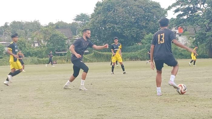 LAGA UJI COBA - Dua pemain asing trial mengikuti laga uji coba Sriwijaya FC melawan PS Unsri di Lapangan sepakbola Unsri Bukit Besar Palembang, Jumat (21/11/2025) sore.