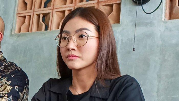 SARWENDAH DEKAT PRIA - Penyanyi Sarwendah Tan. Sarwendah diisukan dekat dengan pria, Betrand Peto langsung beri peringatan