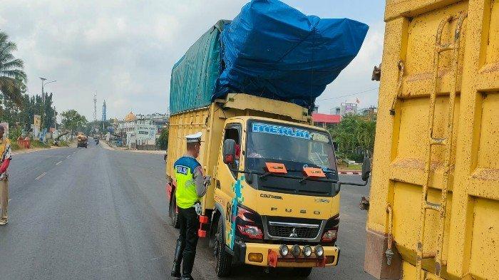 Truk ODOL Pilih Berhenti di Pinggir Jalan Hindari Polisi di Banyuasin, Sopir : Simalakama