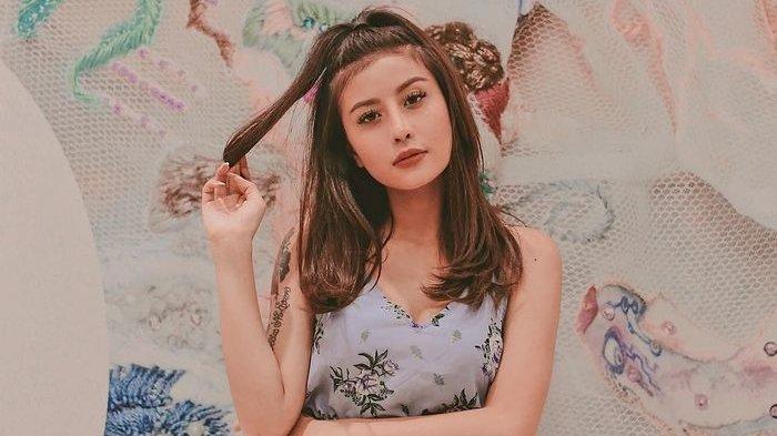 Selebgram Awkarin dituduh menjadi penyebab kematian sang mantan kekasih, Oka Mahendra Putra lima tahun lalu.