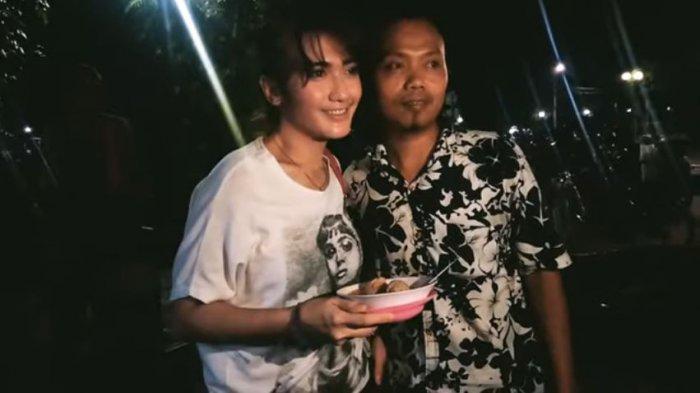 Sempat Dikira Ngamen, Revi Mariska Penuhi Permintaan Penjual Kopi saat Nongkrong di Pinggir Jalan