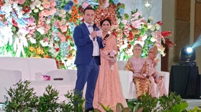 Pidato Singkat Simon Bule Jerman Saat Resepsi Bikin Baper, Minta Mertua Tak Khawatirkan Evi Lesvita