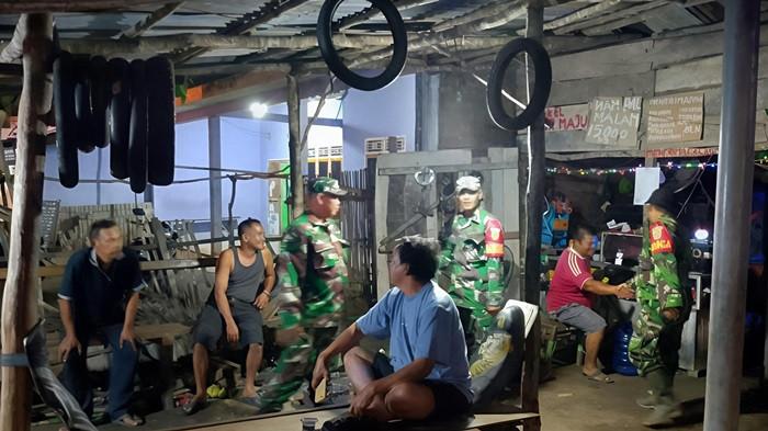 Cegah Gangguan Kamtibmas, Babinsa dan Warga Keliling Menyisir Lorong Desa Pedamaran VI OKI.
