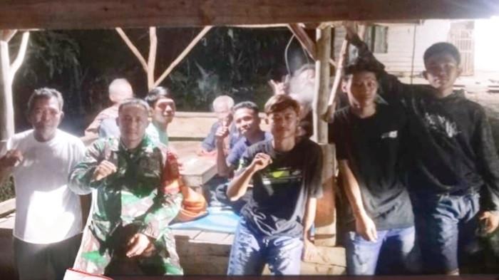 Antisipasi Aksi Maling, Babinsa dan Warga Muara Burnai OKI Kompak Gelar Siskamling.