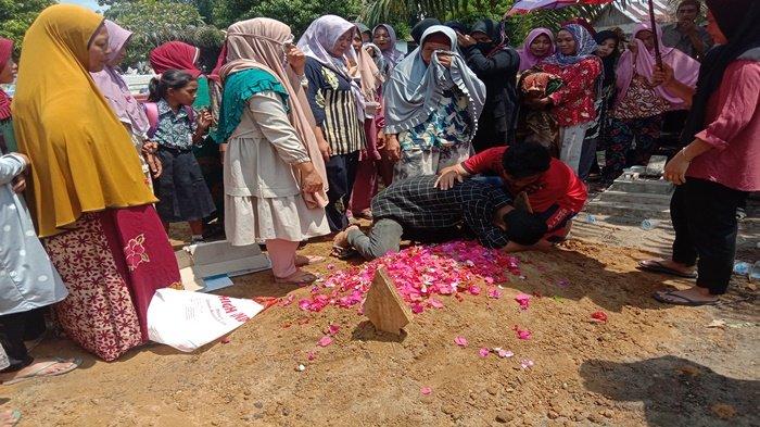Tangis Anak Sambil Peluk Pusara Sang Ayah, Sopir Ambulans yang Tewas Kecelakaan Dimakamkan di PALI