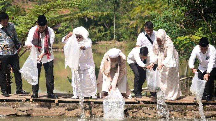 Pemkab Muara Enim Berikan Bantuan dan Tebar Benih Ikan di Ponpes Al-Haromain