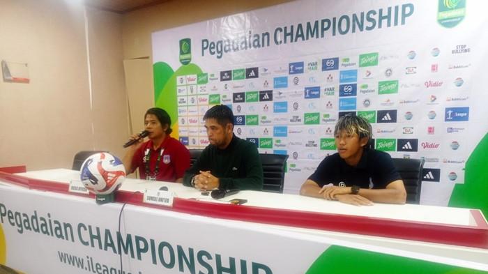 TOMI DAMPINGI NIL - Penyerang sayap kanan Sumsel United Tomi Darmawan mendampingi head coach Nil Maizar pada post match press conference usai bermain imbang 0-0 dengan Garudayaksa FC di laga pekan ke-18 kompetisi Pegadaian Championship 2025/26, Jumat (30/1/2026) malam di Stadion Gelora Sriwijaya Jakabaring, Palembang.
