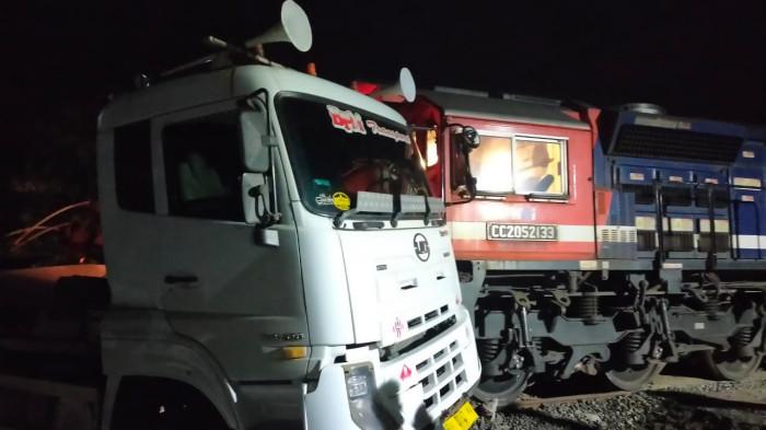 Detik-detik Truk Fuso Dihantam Kereta Babaranjang di Prabumulih, Sopir dan 2 Penumpang Selamat