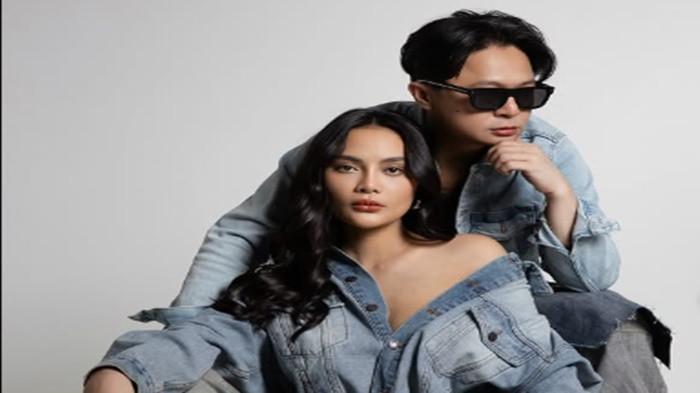 ERIKA BEREAKSI - Kolase Instagram. Tak Lagi Jual Mahal, Erika Carlina Kini Merengek Minta Dinikahi DJ Bravy