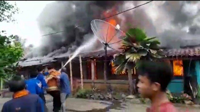 Diduga Korsleting Listrik 4 Unit Rumah di Kecamatan Semidang Aji Kabupaten OKU Hangus Terbakar