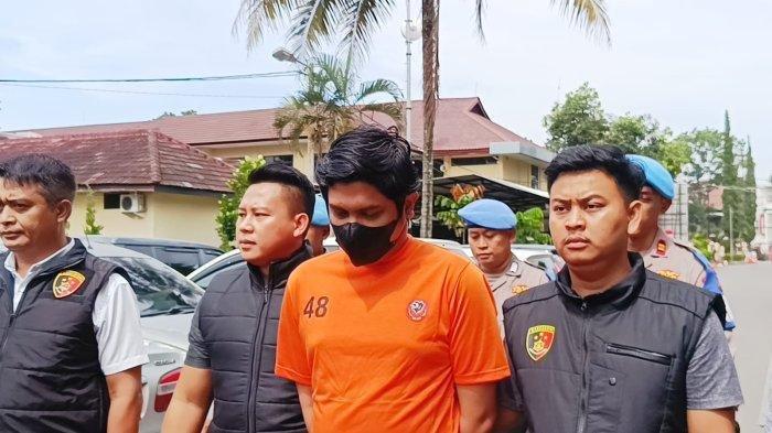 DOKTER KANDUNGAN CABUL - Tampang M Syafril Firdaus atau MSF oknum dokter kandungan pelaku pelecehan seksual terhadap pasiennya di Kabupaten Garut, Jawa Barat. Ia dihadirkan dalam ekpose kasus yang menjeratnya, Kamis (17/4/2025).