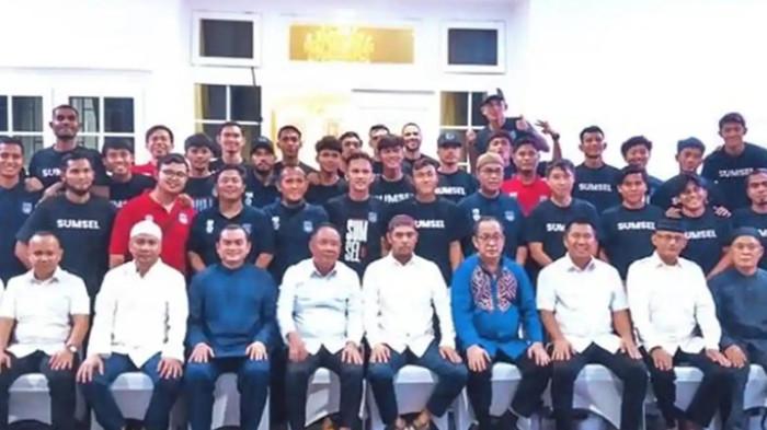 BUKBER SUMSEL UNITED - Presiden Klub Sumsel United FC yang juga Wakil Gubernur Sumsel, H Cik Ujang mengajak bukber skuad Laskar Juaro di kediamannya, Selasa (3/3/2026). Tim Baru Sumsel United tunggak pembayaran JSC hingga katering dari bulan Desember 2025.