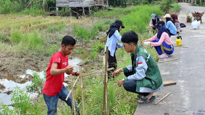 PPK ORMAWA - Tim PPK Ormawa UKM MARS juga membangun sistem filtrasi air hujan sebagai solusi cerdas untuk menyediakan sumber air bersih berkelanjutan bagi warga Sungai Tengkorak.