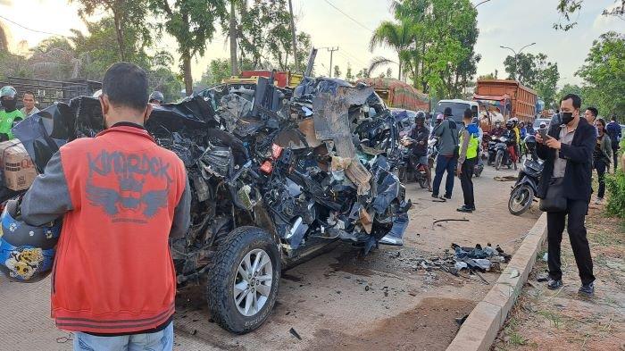 Tabrak Truk Terparkir di Jalan Soekarno Hatta, Kijang Inova Ringsek 1 Orang Meninggal Dunia