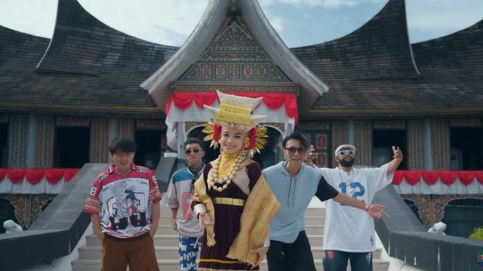 Translate Lirik Lagu Pesona Gadih Minang - Ridho Zulma, Iqbal Mahesa, Merlin Claudia dan Lainnya