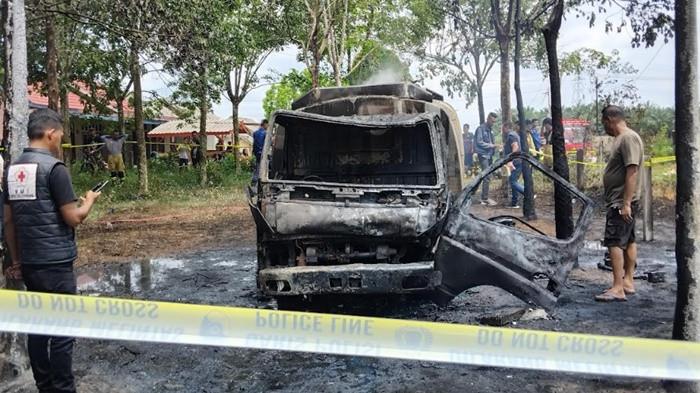 Truk terbakar di tepi kebun karet Jalan Lebung Raya, kawasan Talang Kelapa