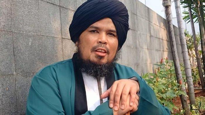 USTAZ DERRY SULAIMAN - Ustaz Derry Sulaiman mengisyaratkan kekecewaannya pada Ahmad Dhani terkait video kompilasi ghibah dan fitnah Maia Estianty.