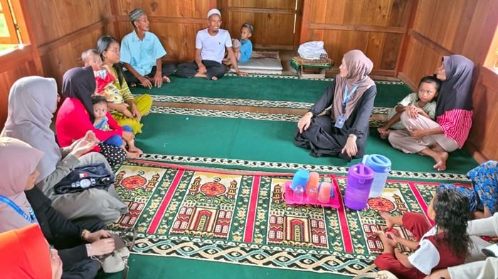 VOLUNTEER KEBAIKAN - Desa Sungai Sei Jawi masih menghadapi masalah akses jalan, listrik, dan air bersih, sehingga dukungan relawan menjadi harapan besar bagi warga untuk mendapatkan fasilitas yang lebih layak.