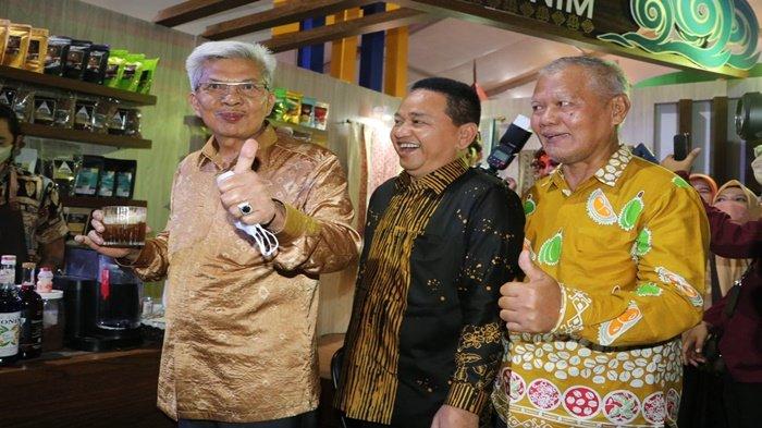 Wagub Mawardi Yahya dan Febrita Lustia Seruput Bir Kopi Semendo Khas Kabupaten Muara Enim