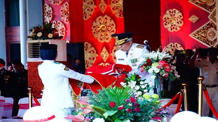 Penurunan Bendera, Mawardi Yahya Ajak Warga Sumsel Bersyukur HUT RI ke-77 Bisa Digelar dengan Meriah
