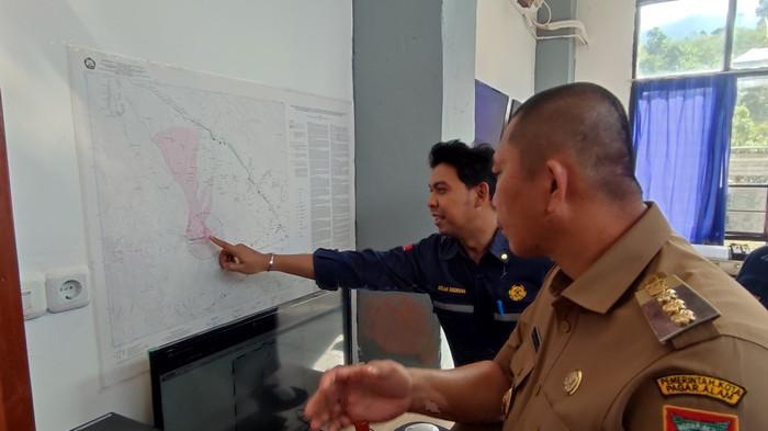 CEK POS GAD - Wali Kota Pagar Alam Ludi Oliansyah ST saat melakukan pengecekan di Pos Pemantau GAD di kawasan Gunung Dempo beberapa waktu lalu. Saat ini status GAD masih dilevel II (Waspada).
