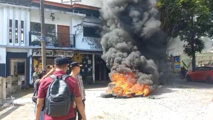 Prajurit TNI Pangkat Serda Tewas Dihabisi  Pengunjung Kafe Pakai Golok, Warga Marah Datang ke TKP!