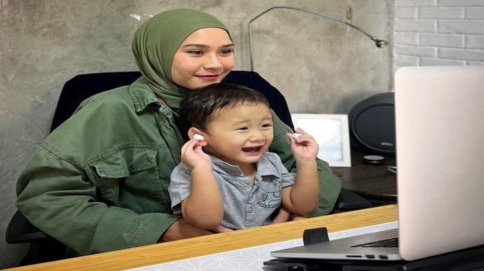 GARA-GARA Pakai Baju Rapi dan Jilbab Bagus, Zaskia Mecca tak Dikenali Putra Bungsunya