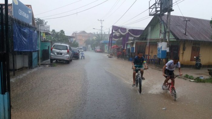 Air Lama Tergenang di Jalan, Warga Tangga Takat Minta Bangunkan Siring