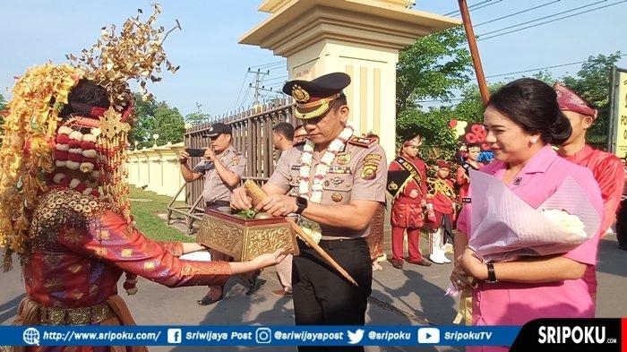 Disambut Tari Sekapur Sirih, AKBP Tito Travolva Hutauruk Resmi Jabat Sebagai Kapolres OKU