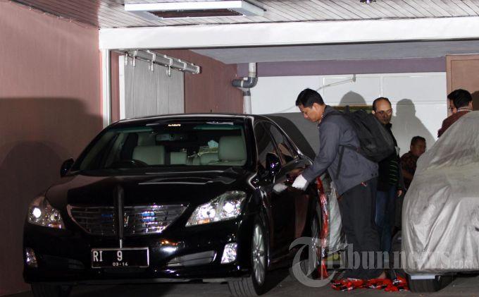 Akil Mochtar Menangis saat Ditangkap