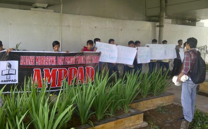 Puluhan Massa Gelar Unjukrasa di Depan Mapolda Sumsel