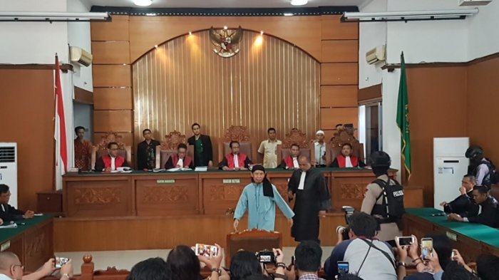 Tok! Hakim Jatuhkan Vonis Hukuman Mati, Aman Abdurrahman Bersujud, Ini yang Terjadi di Persidangan