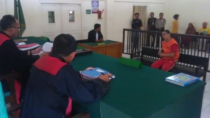 Cabuli 8 Bocah, Aming Divonis 13 Tahun Penjara. Seorang Perempuan Menangis Tersedu-sedu