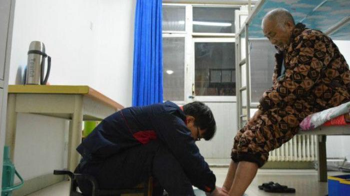 Kisah Mengharukan. Mahasiswa Ini Bawa Ayahnya yang Lumpuh ke Kampus Agar Bisa Dirawat