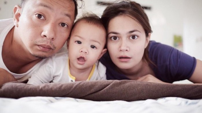 Hamil Anak Kedua, Aksi Menggelikan Ringgo Agus Rahman Bareng Istri dan Anak Jadi Sorotan Warganet